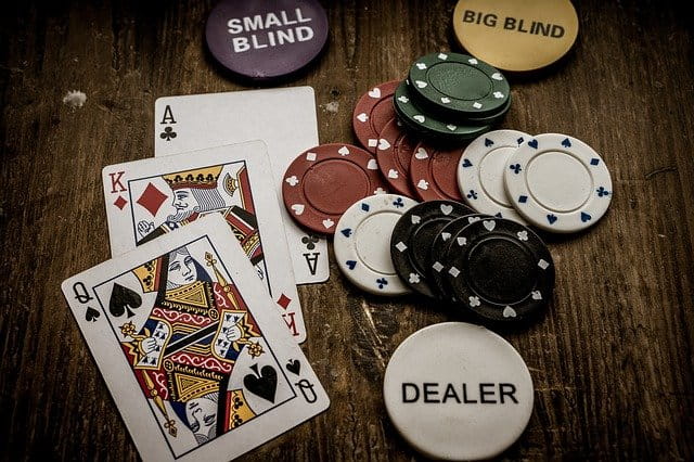 Poker Karten und Chips zum Echtgeld Spiel